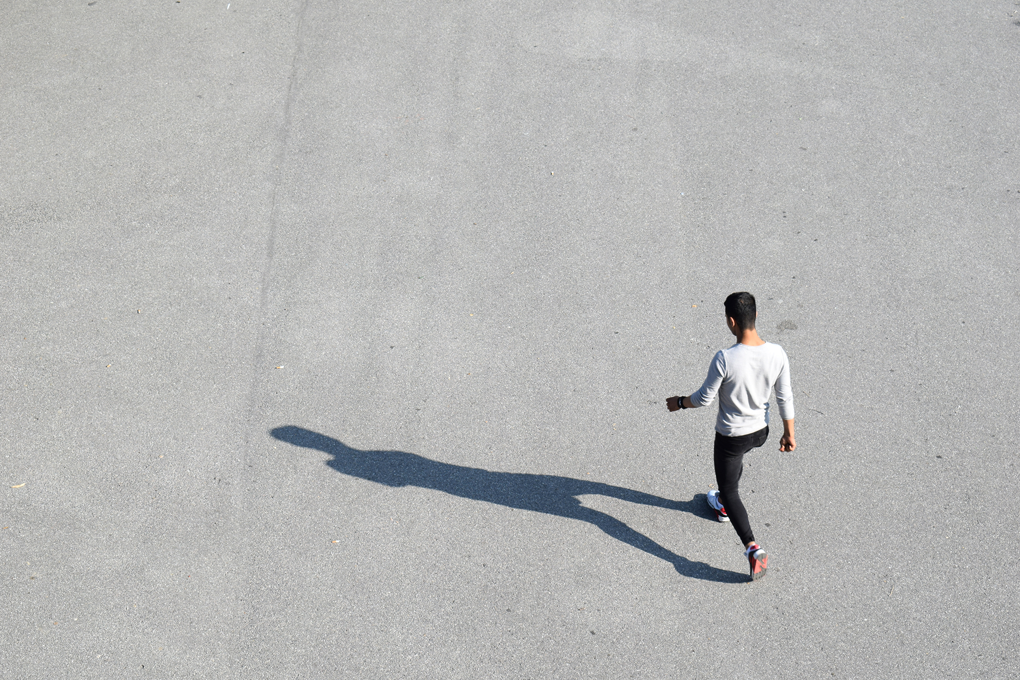 Shadow walk текст. Тень от бегущего человека. Guy strangkes his Shadow.